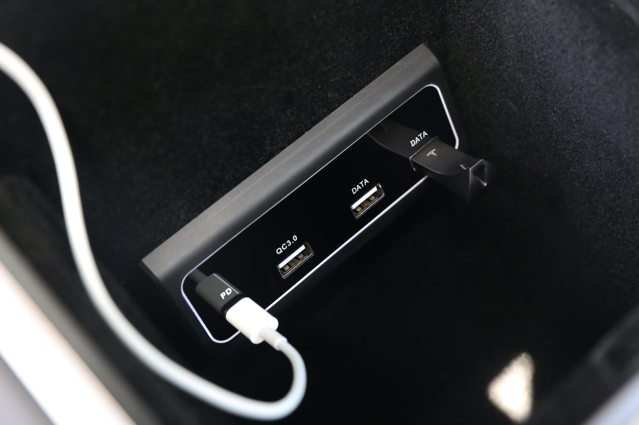 Tesla Model 3 und Model Y: Bluetooth-LED-Streifen für die Mittelkonsole -  Plugear